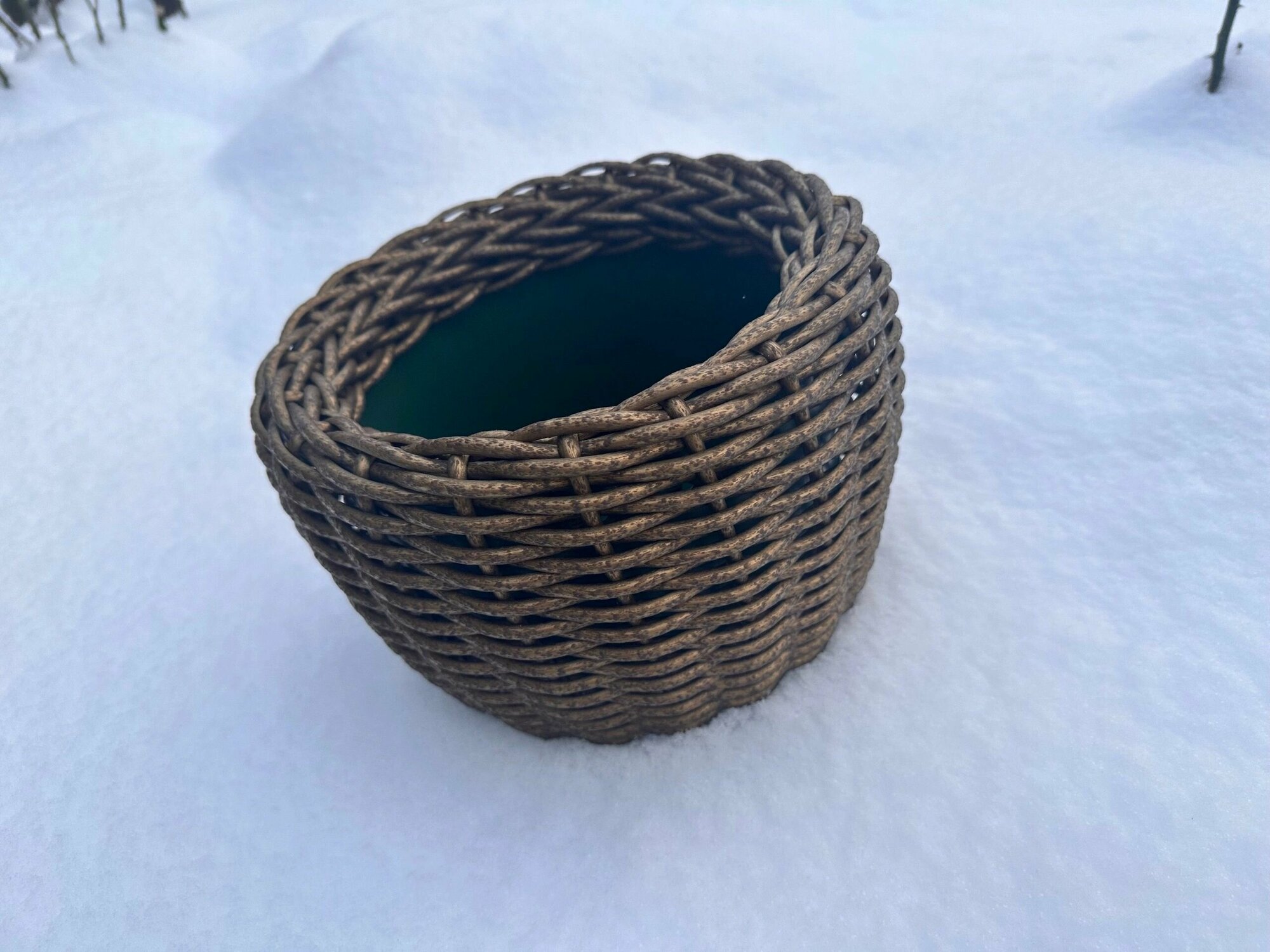 фото Кашпо из ротанга широкое