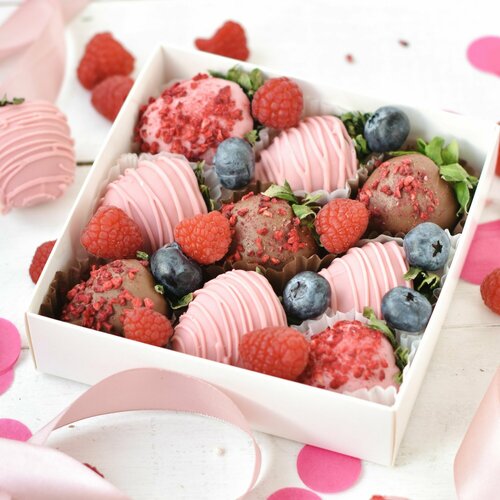 Клубника в бельгийском шоколаде с сублимированной малиной сладкий подарок 2125₽