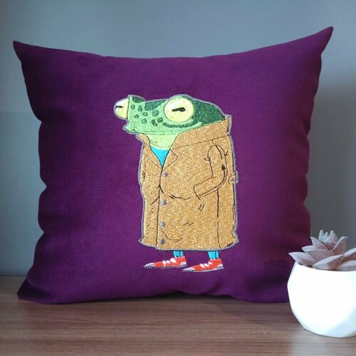 Подушка декоративная с вышивкой 