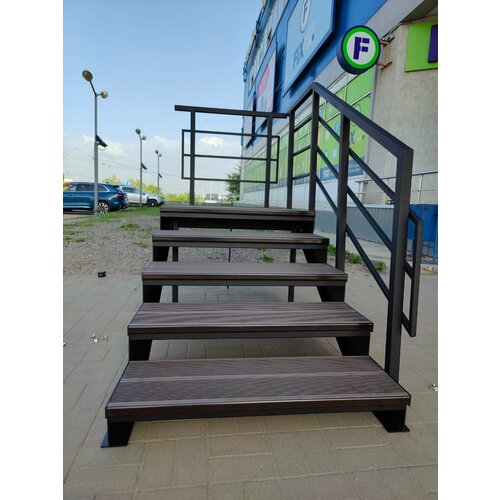 Лестница-крыльцо 3 ступени с площадкой, с ДПК, ограждение слева и с торца площадки.