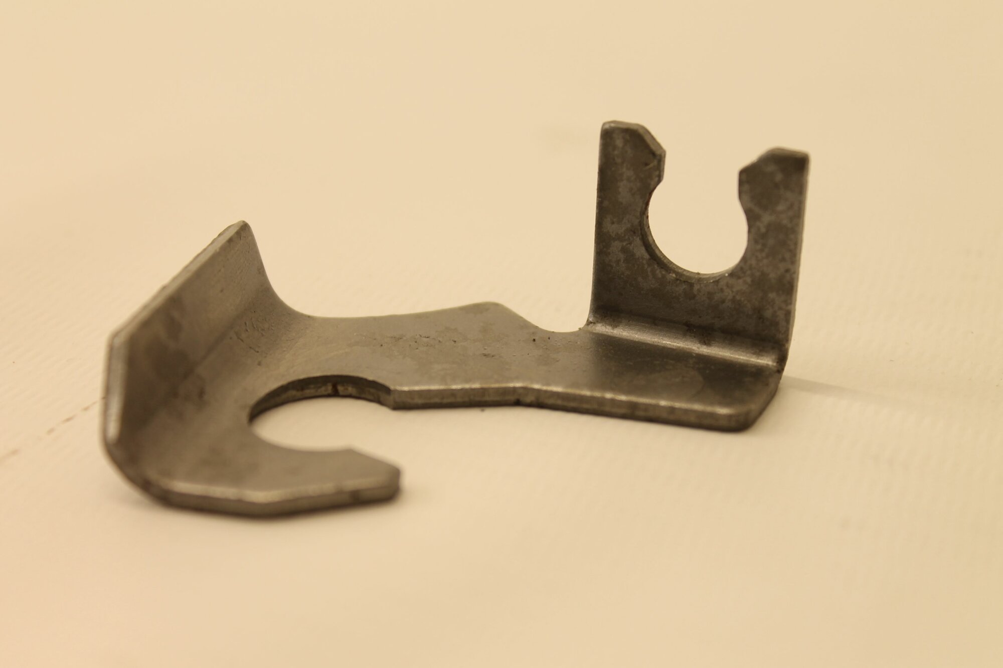 фото Кронштейн заднего троса привода ручного тормоза левый для ВАЗ 2123 Лада Нива Шевроле, Нива Тревел