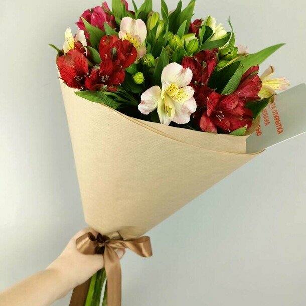 Букет Well Flowers, альстромерии, круглый, 50 см, из 11 цветов, букет свежих цветов