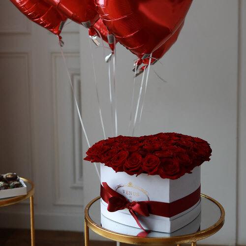 Букет живых цветов красные розы в коробке (сердце) 41 шт.