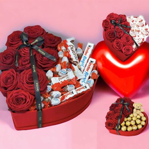 Букет в виде сердца из 25 красных роз Ред Наоми и конфет рафаэло арт.82125