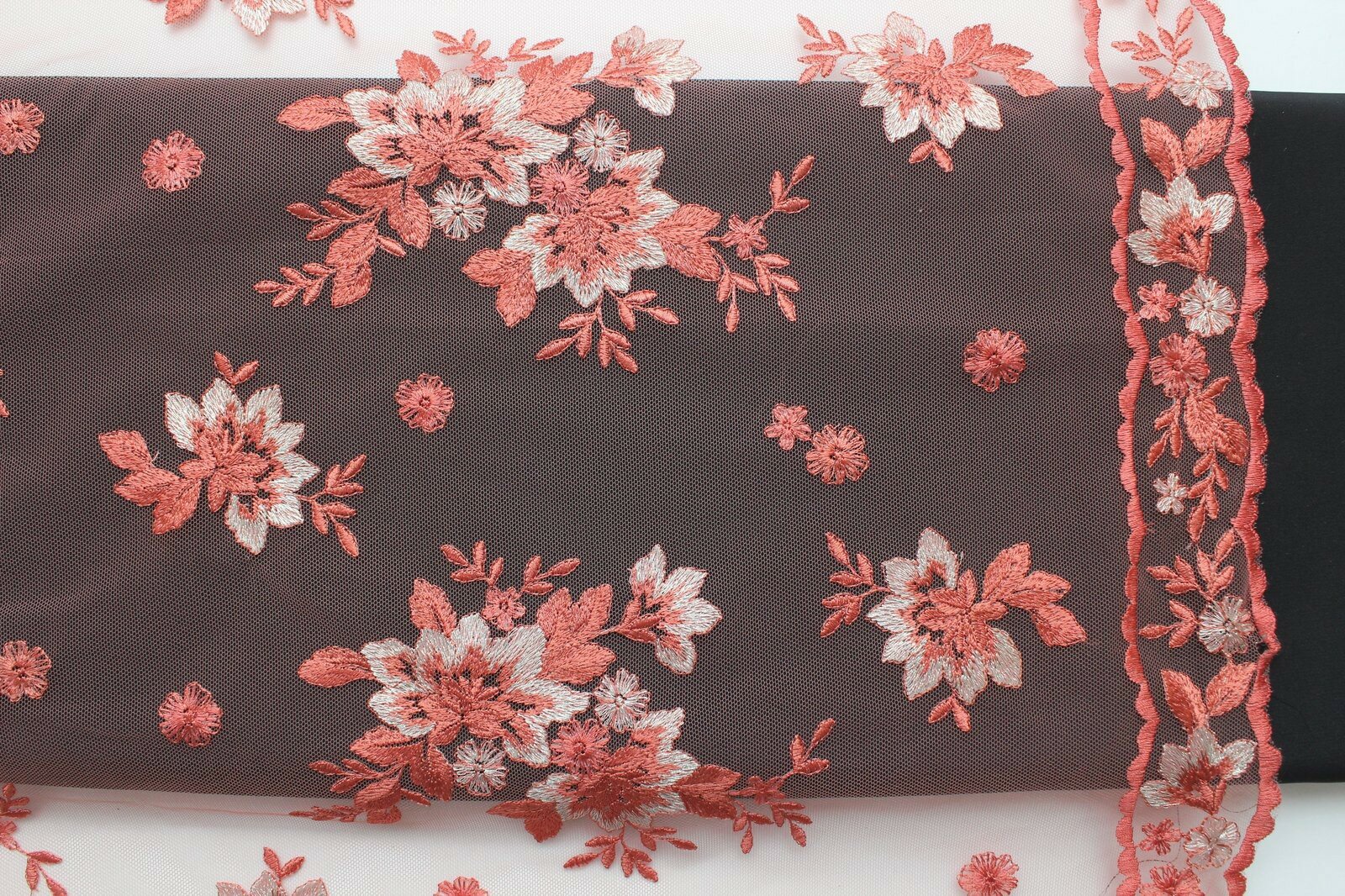 Ткань Серебристо-терракотовая вышивка на сетке с фестоном, ш132см, 0,5 м