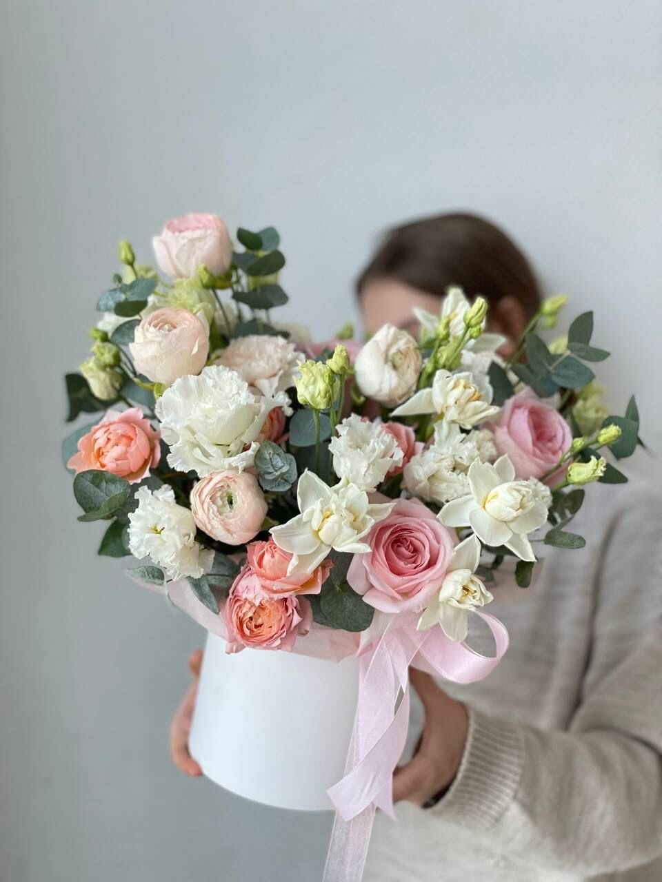 Шляпная коробочка с ранункулюсами