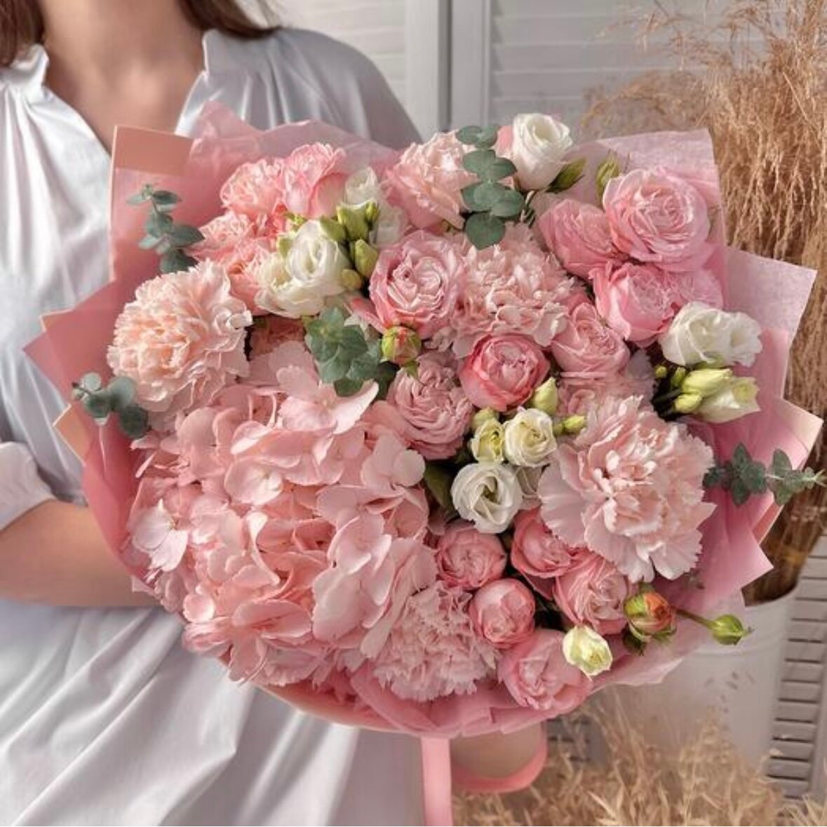 Букет "Авторский", розовая гортензия, гвоздики, кустовые пионовидные розы, эустома