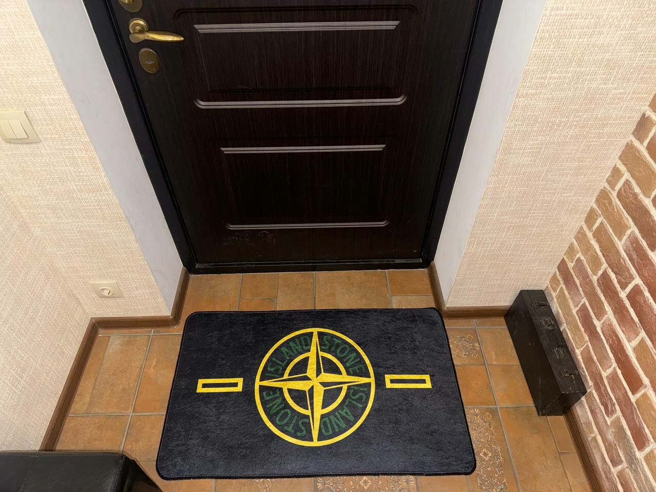 Коврик Chilai Home патч Stone Island, противоскользящий, машинная вязка, 100x60 см — фото 1