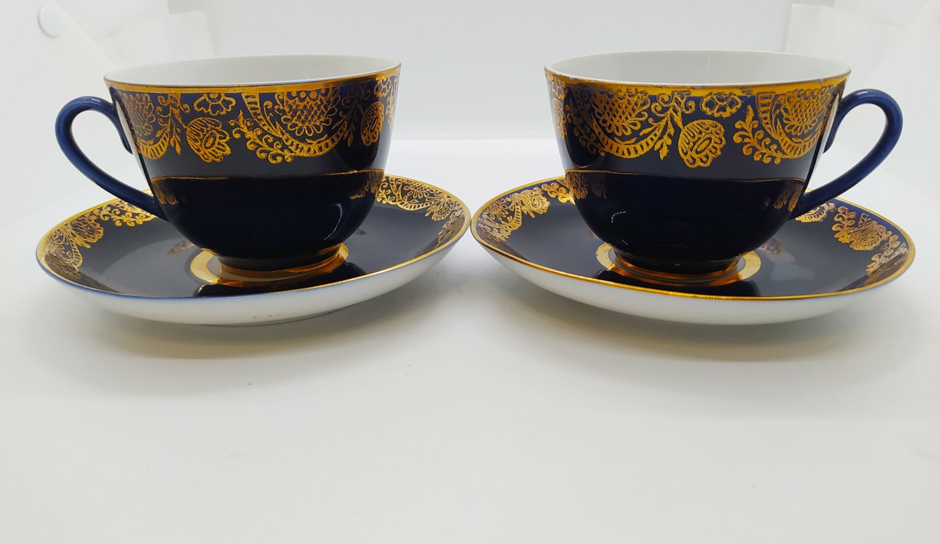 фото Набор из двух чайных пар с ажурным орнаментом, фарфор, крытье кобальтом