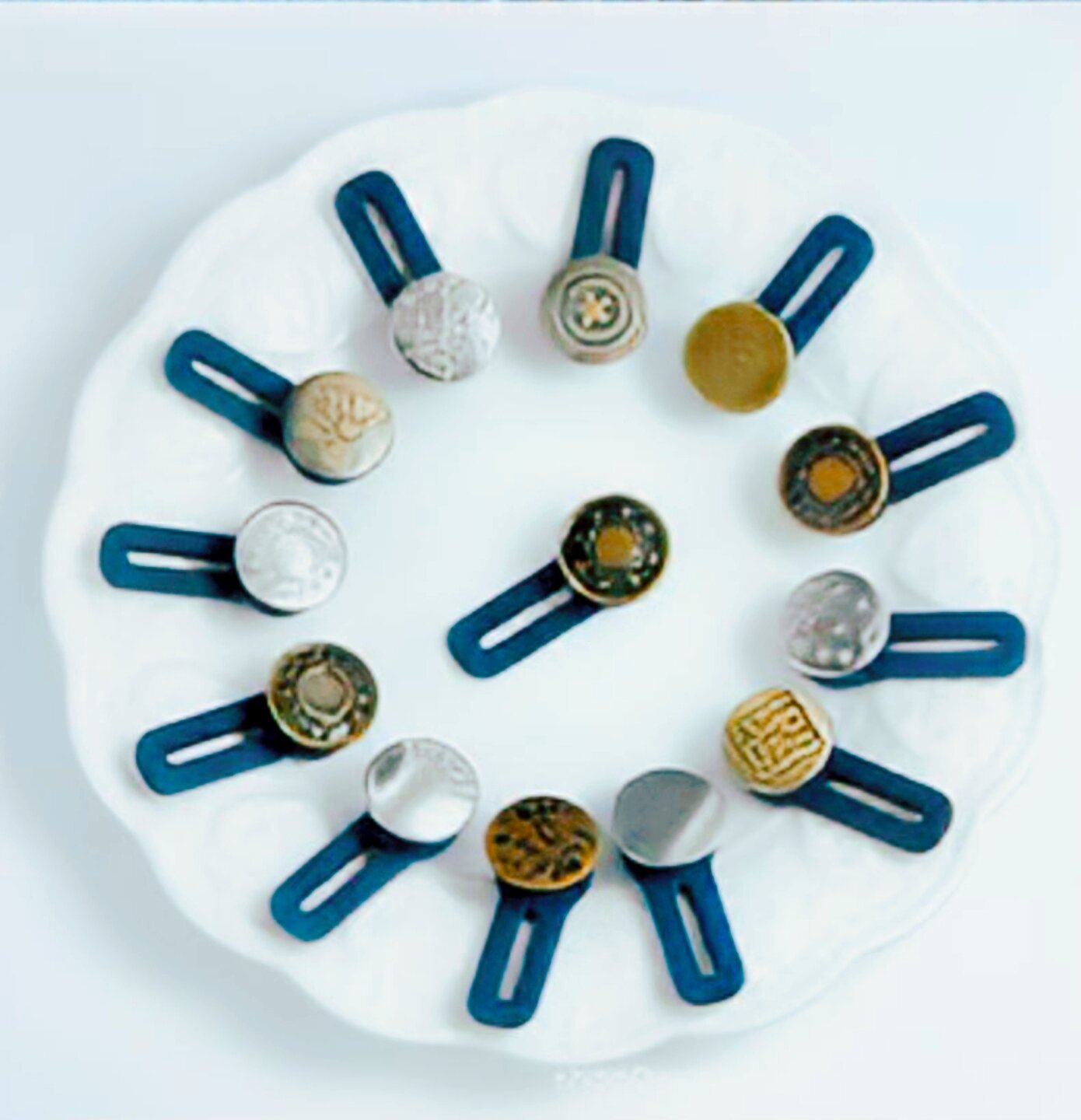 Набор золотистых пуговиц - расширителей для брюк — фото 1