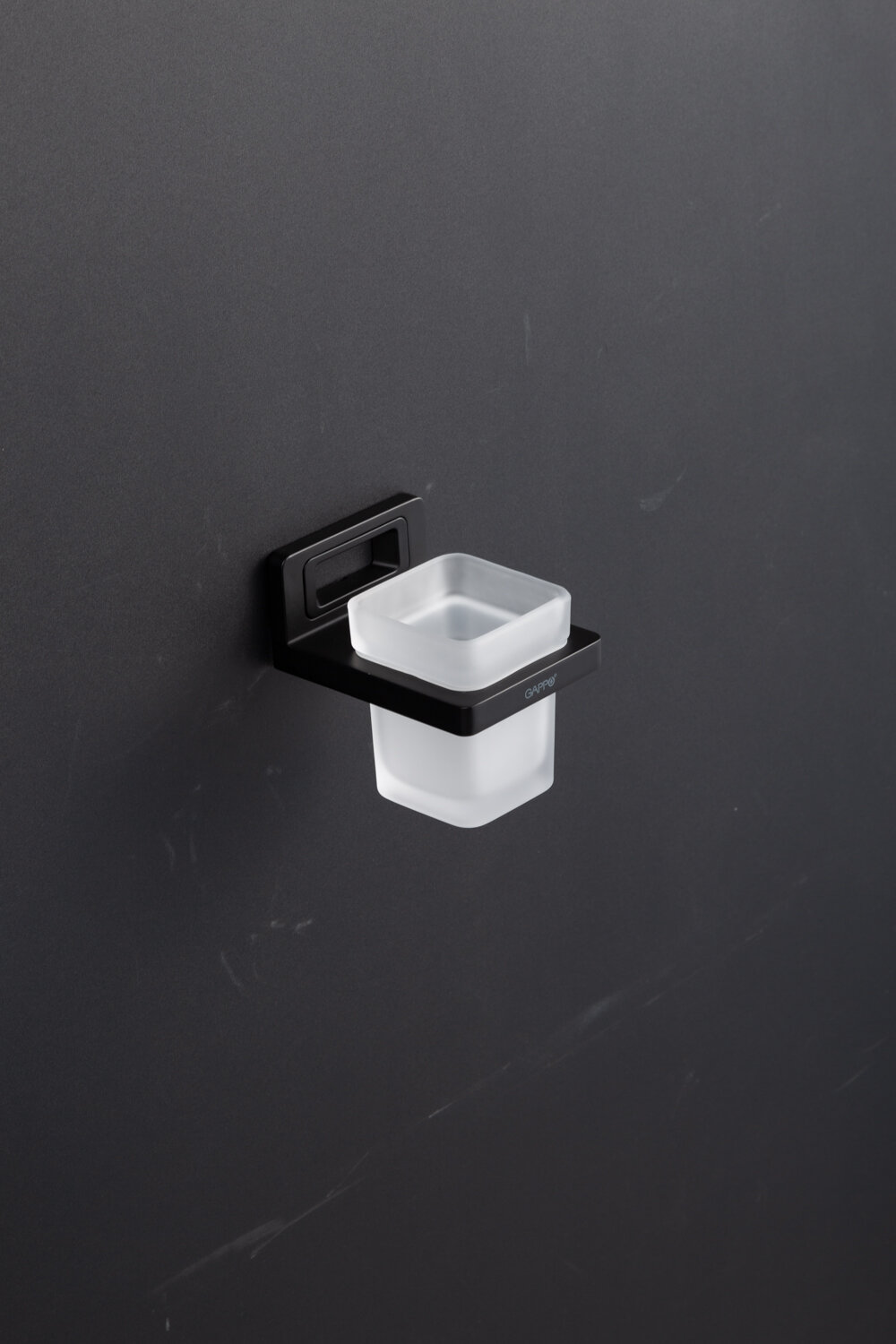 Стакан для зубных щеток Gappo G30806-6 с настенным держателем металл/стекло цвет черный