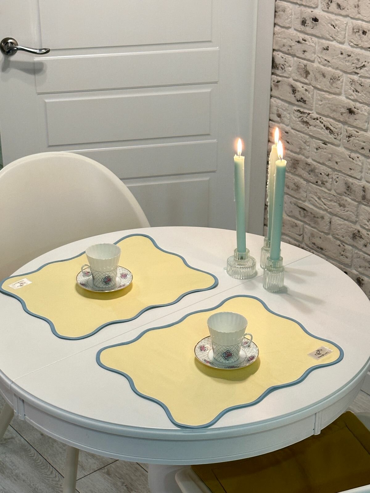 Салфетки плейсматы на стол волнистые желтые с голубой бейкой 2 шт