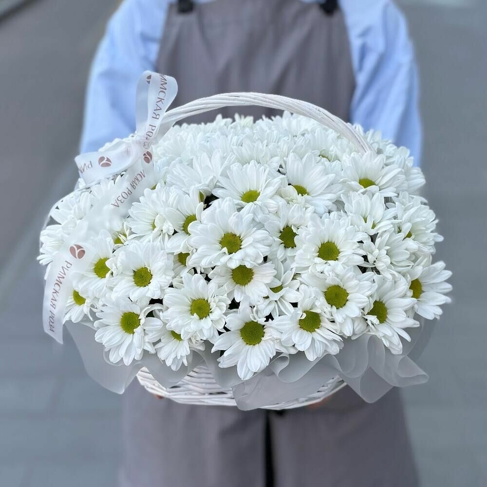 Корзина с ромашковыми хризантемами белого цвета и лентой
