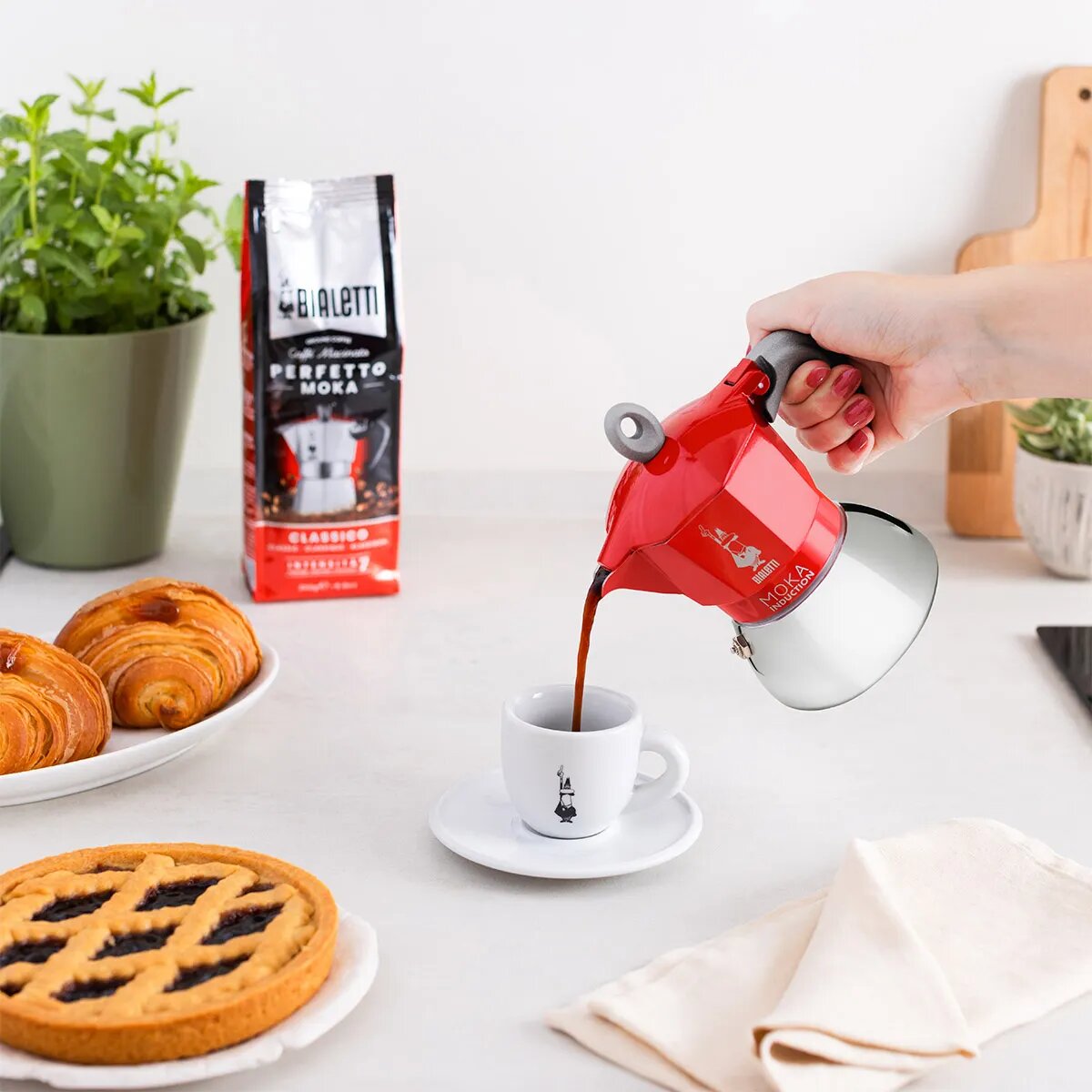 Гейзерная кофеварка Bialetti 6942 Moka induction на 2 чашки красная — фото 1