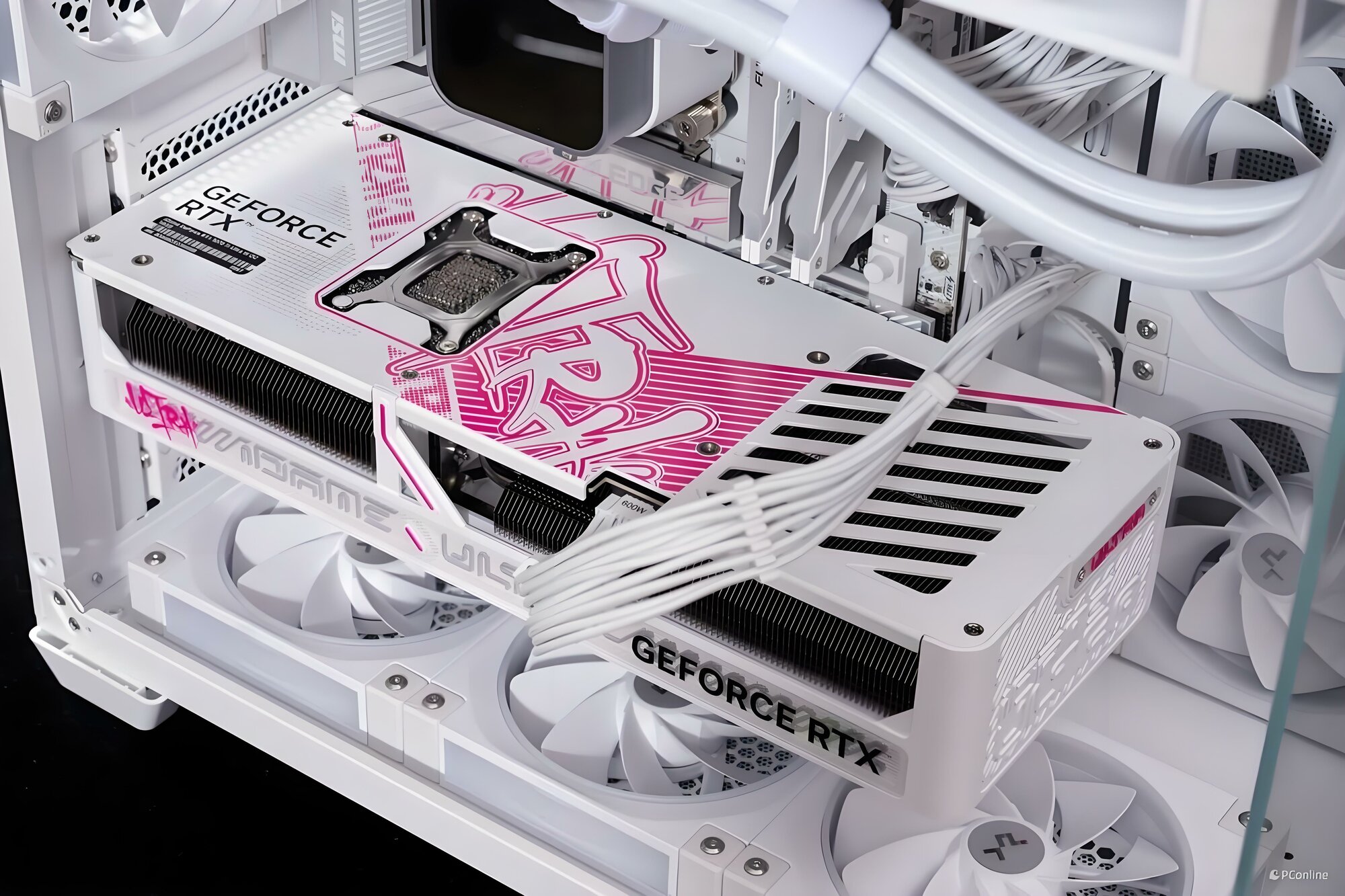 Видеокарта Colorful RTX 5070Ti I-GAME Ultra W OC 16GB GDDR7, 2295-2497МГц, белая стиляга