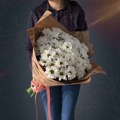 Изображение товара Букет из 7 белых кустовых хризантем в крафте с атласной лентой от 2name Flowers
