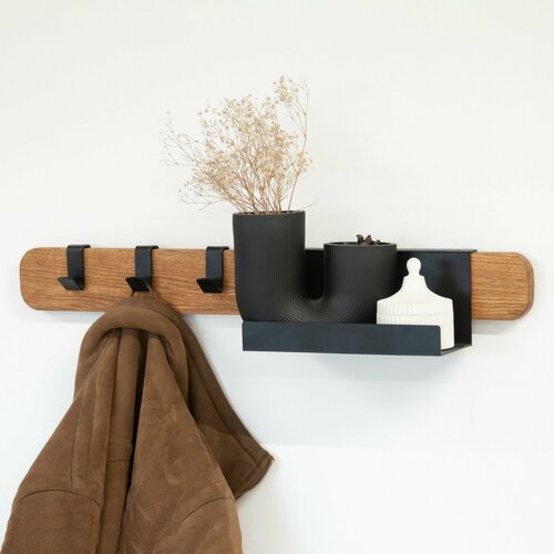 Вешалка настенная для одежды Мудэ из массива дуба с металлическими крючками и полкой 3100₽