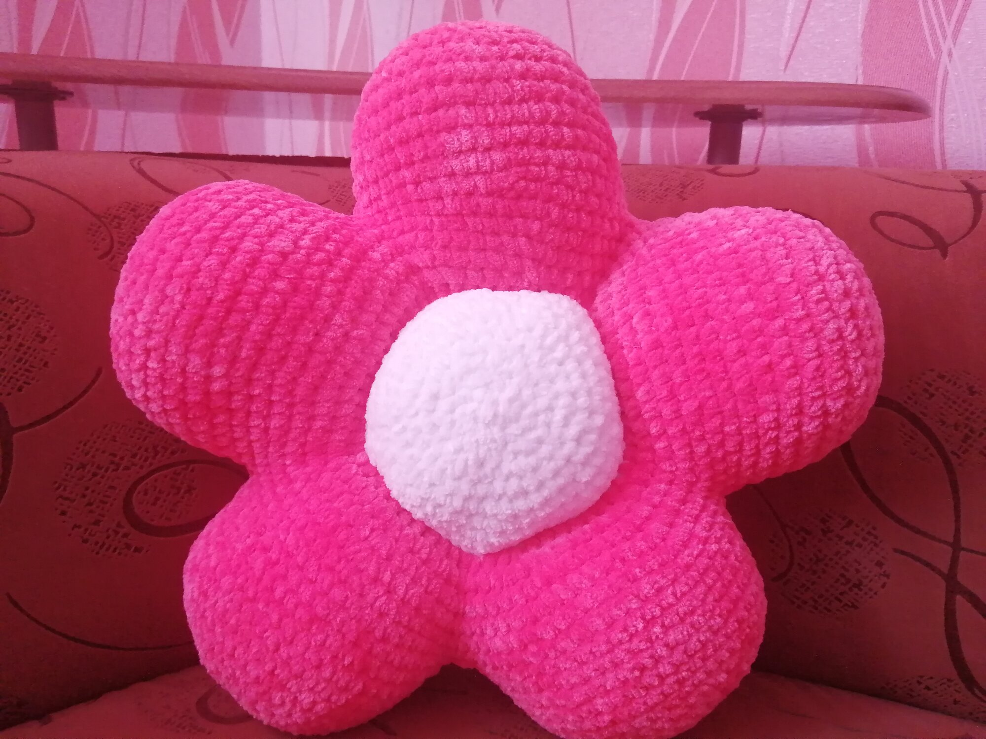 фото Вязаная декоративная подушка для интерьера