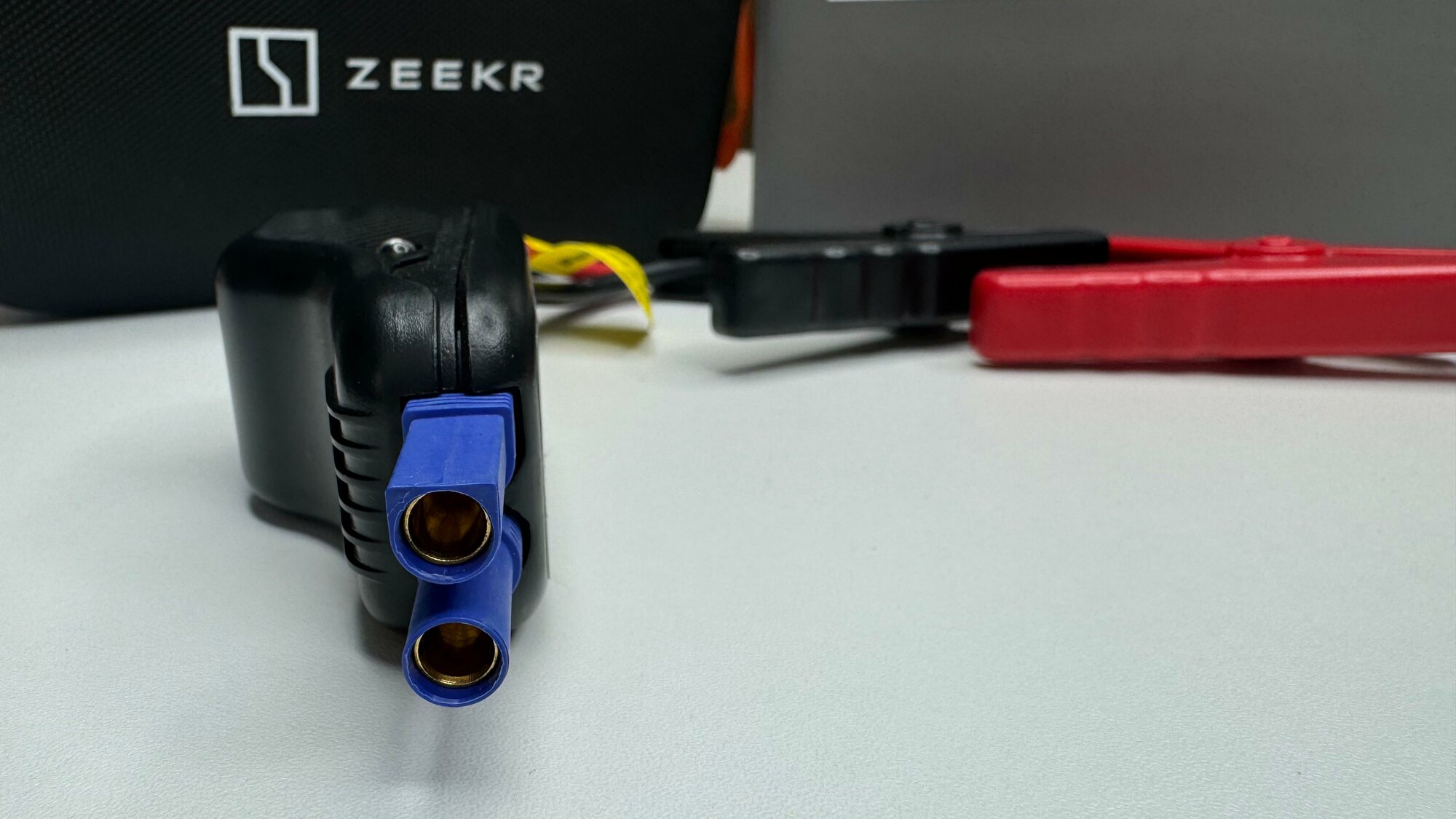 Пуско-зарядное устройство Zeekr 001 009 007 X