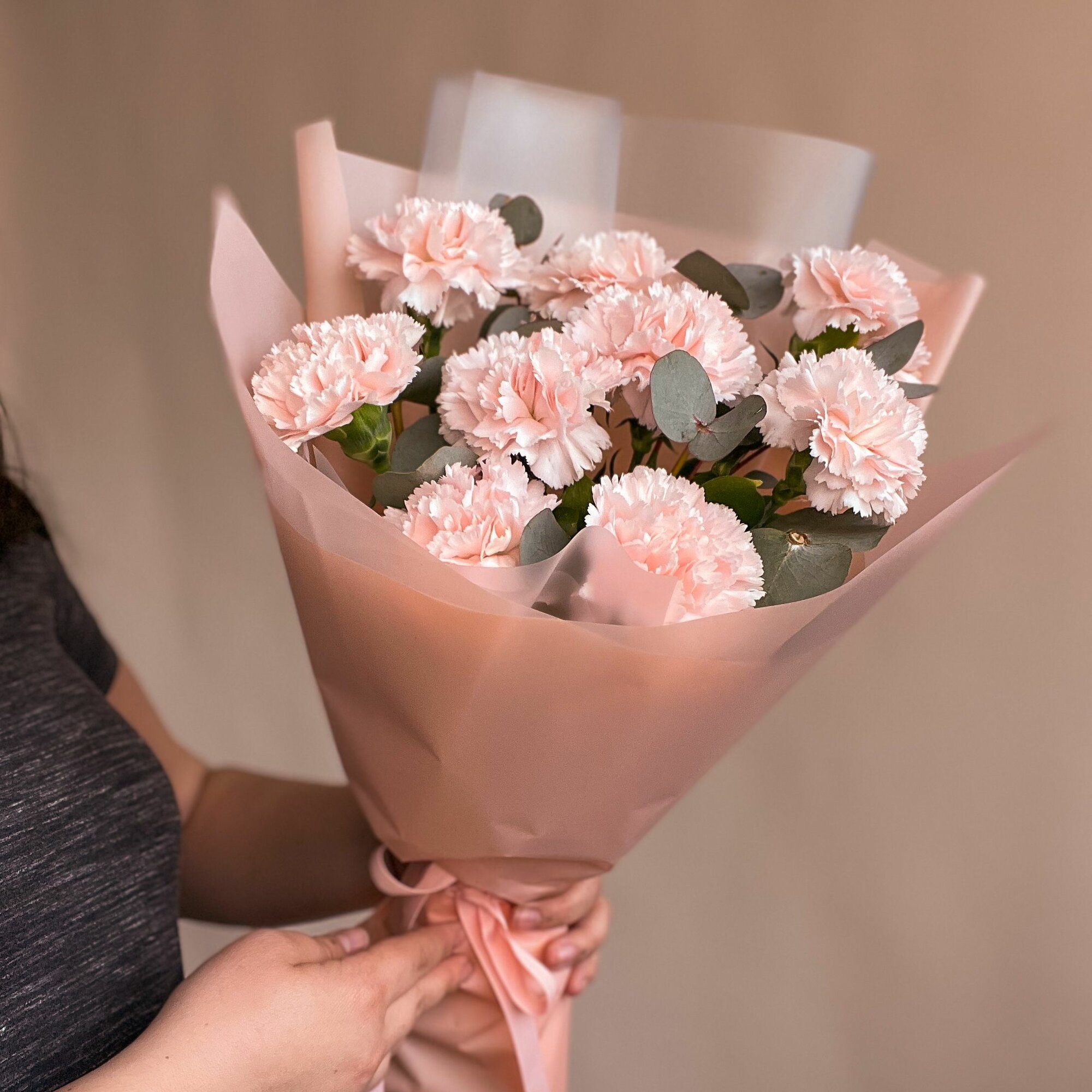 Букет из живых цветов кремовые гвоздики (диантусы) 9 штук в упаковке — фото 1