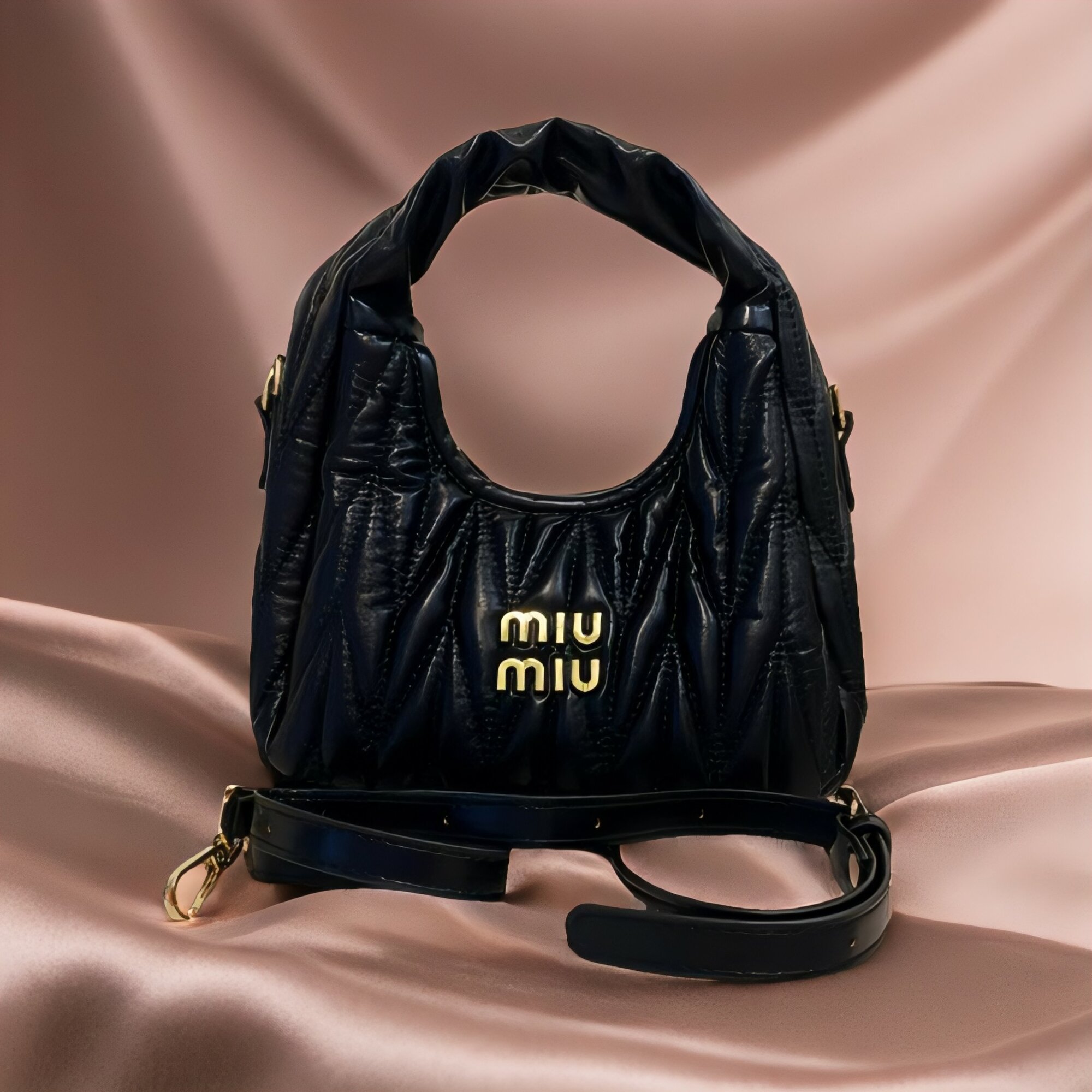 фото Сумка женская через плечо хобо, красная, Miu Miu. Повседневная сумка с ручками