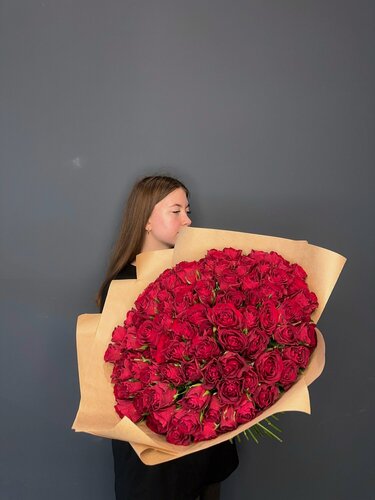 Изображение товара Букет цветов из 101 розы Кения премиум высотой 40 см в крафтовой упаковке