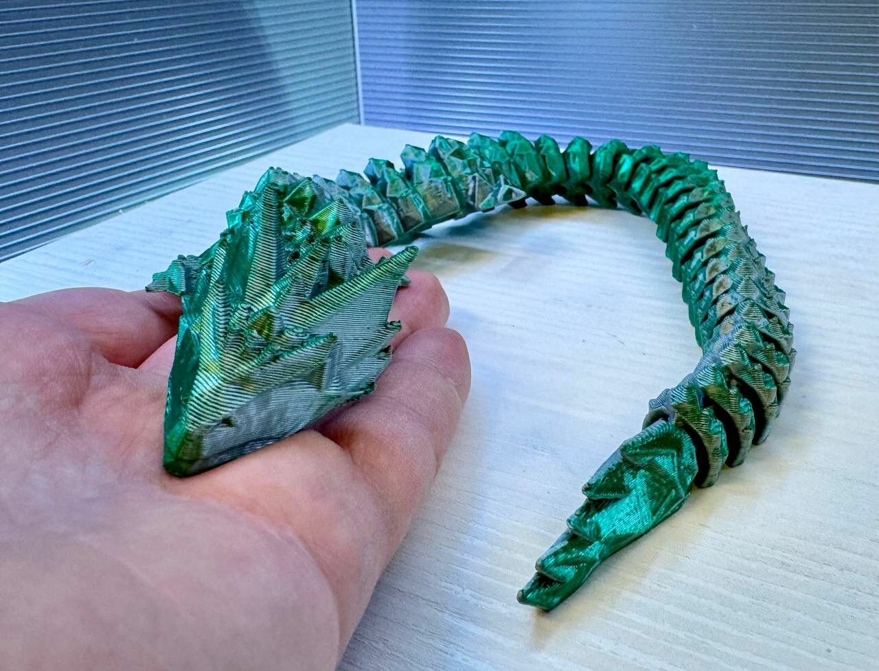 Подвижный дракон 38 см зелено-серебряный