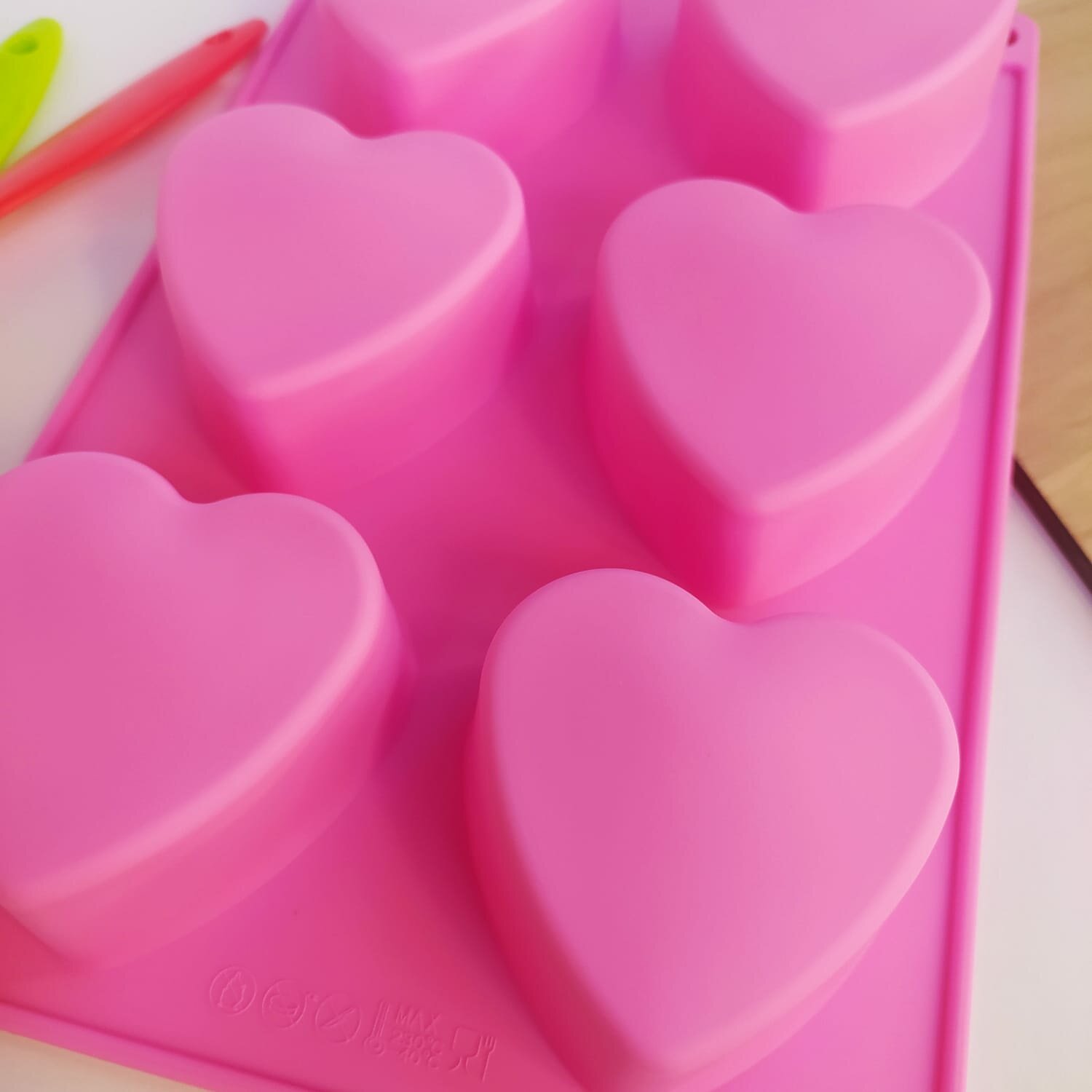 Форма силиконовая для выпечки «Сердце», 26,5×18 см, 6 ячеек 7,5*7,5см, цвет розовый