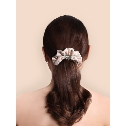 Шелковая резинка для волос Лазоревый цветок пудровая от Mollen