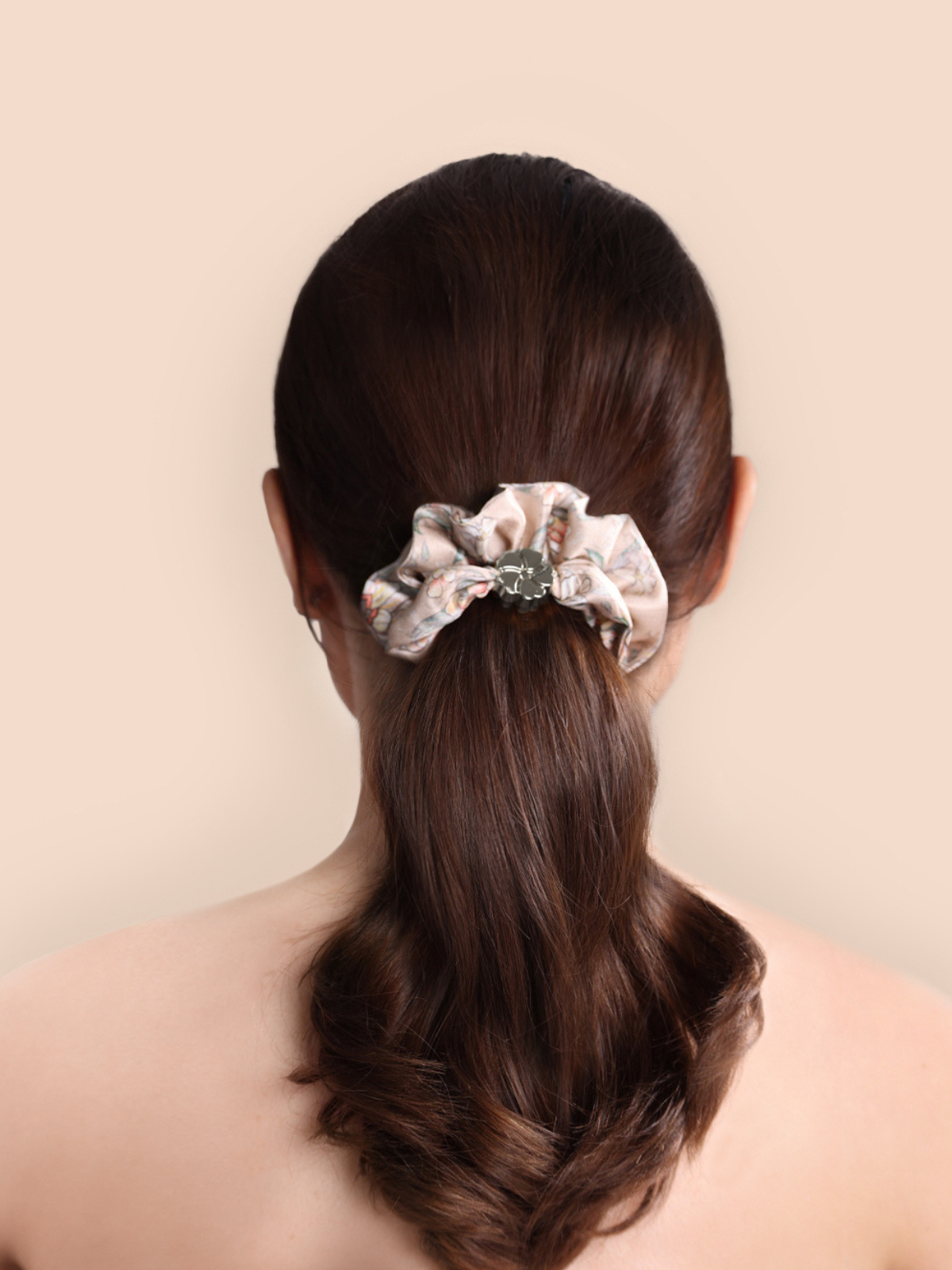 Шелковая резинка для волос "Лазоревый цветок" пудровая от Mollen