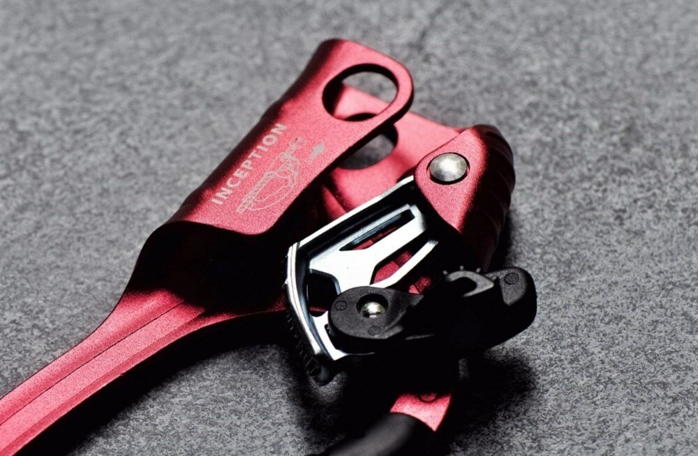 Зажим ручной GURU «INCEPTION» под правую руку красный