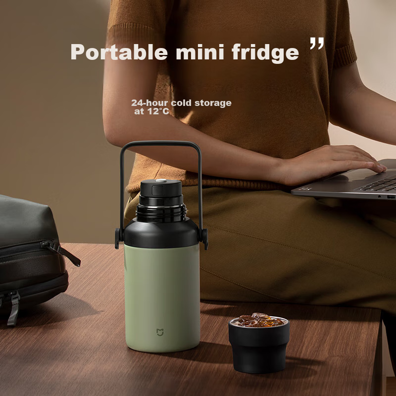 Xiaomi термос в руке с горячим чаем