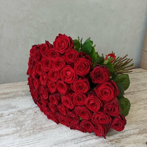 фото Живые цветы букет красных роз 51 шт. 60 см, сорт "ред наоми" rurose
