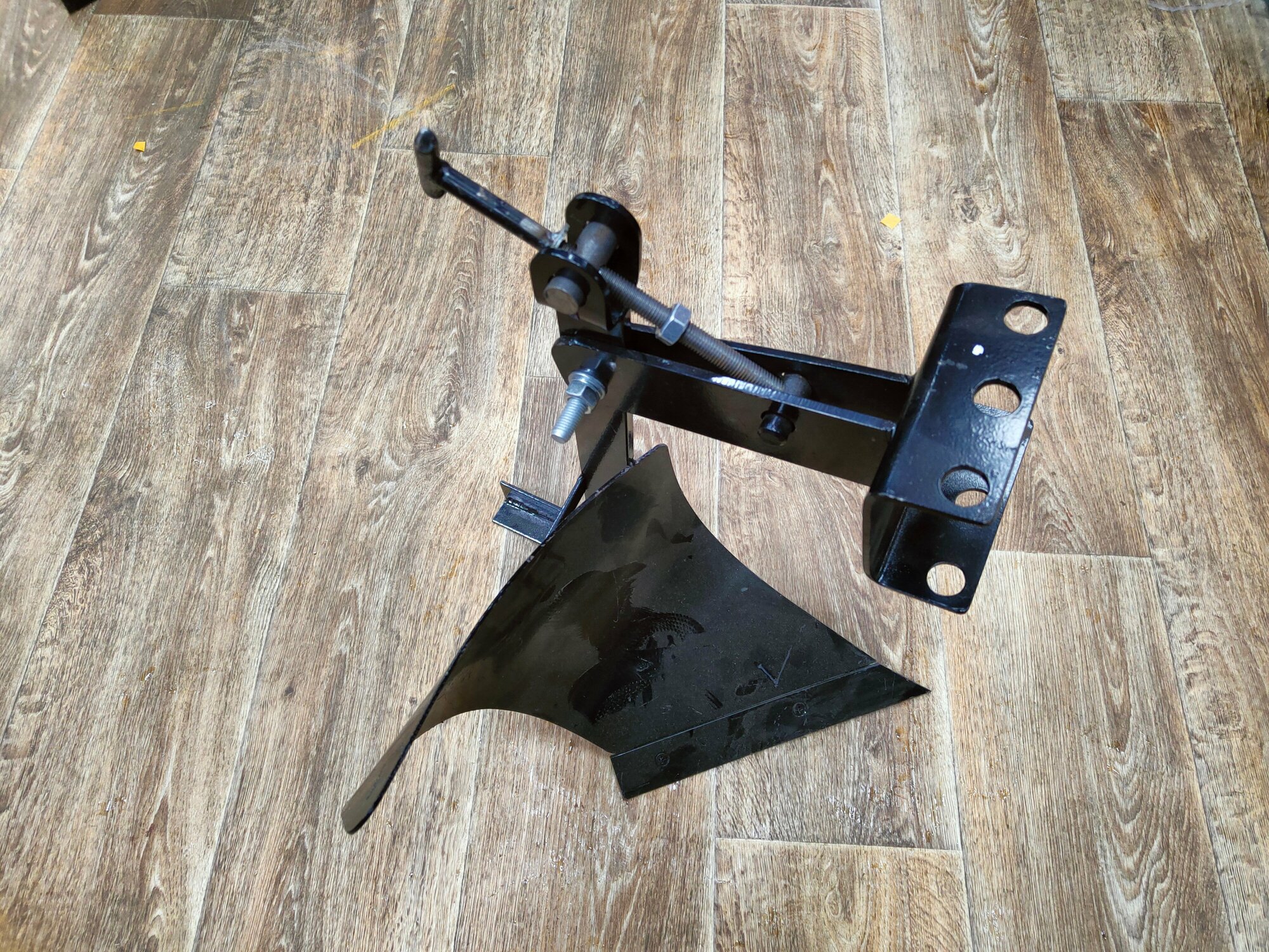 Плуг средний, стойка 10*500мм, ширина захвата 200мм, со сцепкой — фото 1