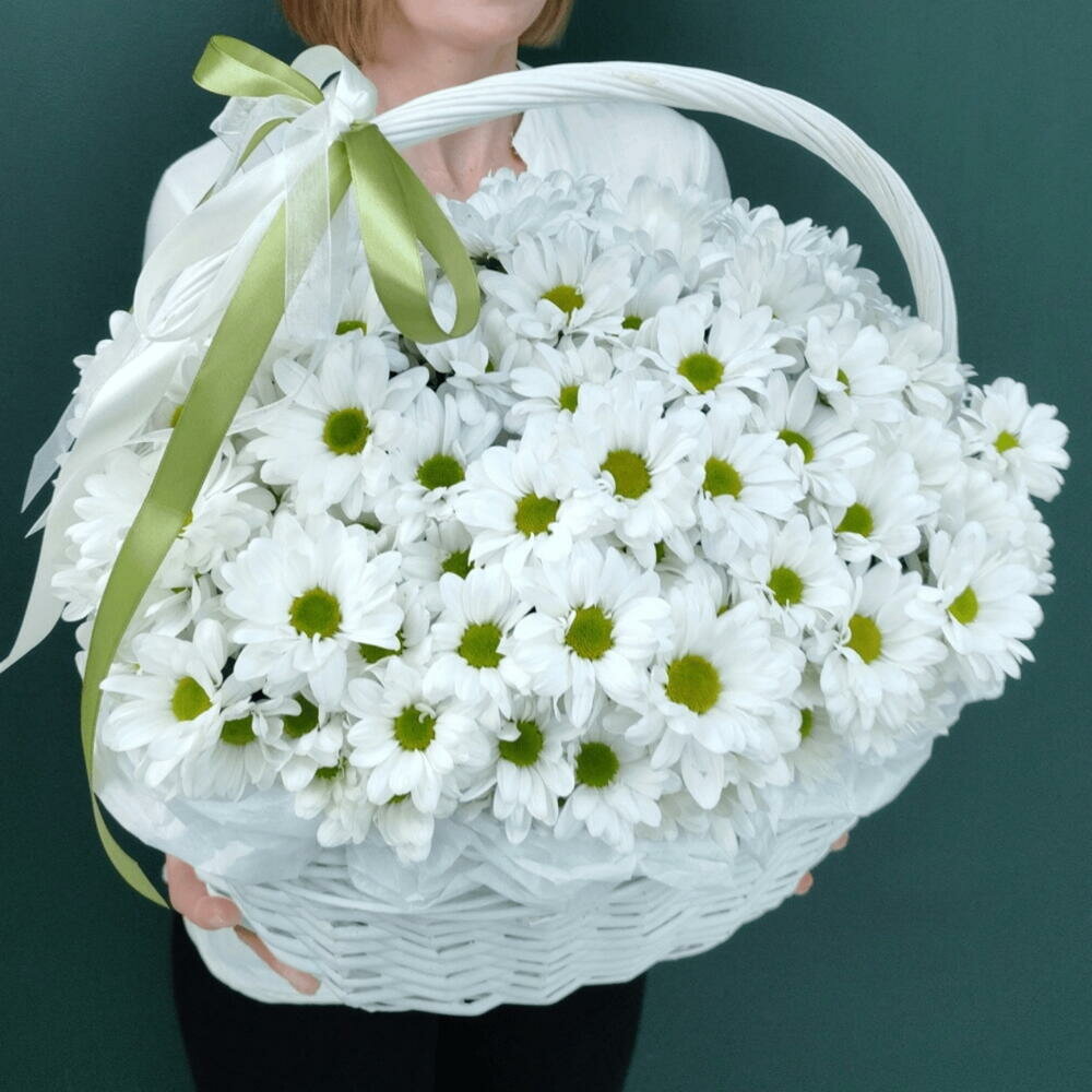 Корзина из 5 белых кустовых хризантем ромашек от Цветочная улыбка