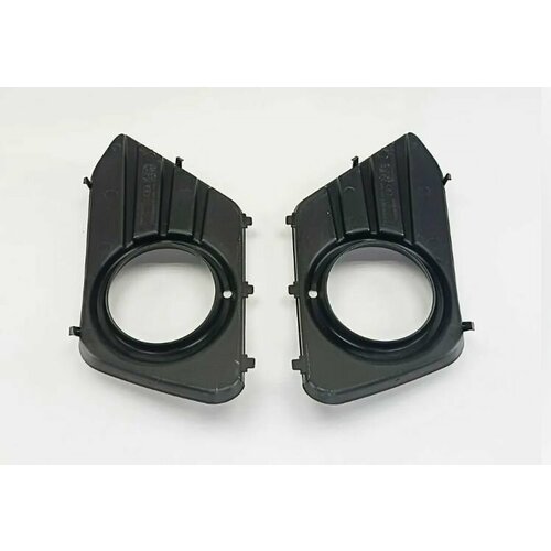 Облицовка противотуманной фары UAZ Patriot с 2015 г в левая с отверстием под ПТФТриал 907₽