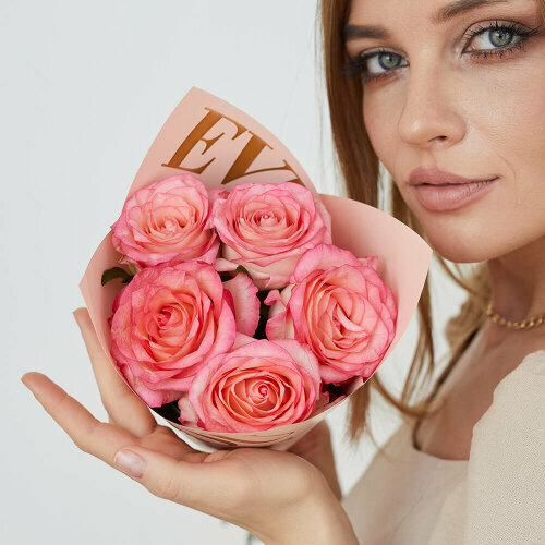 Букет живых цветов, розовые розы в букете 5 шт.