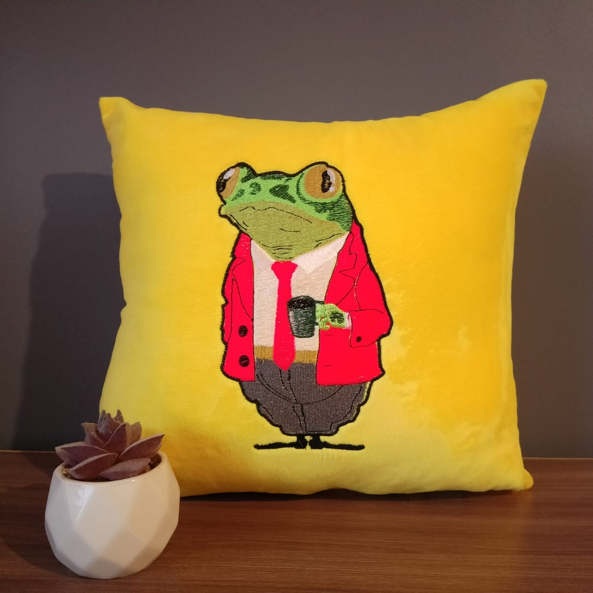 фото Подушка декоративная с вышивкой Жаба с кофе 30х30 см