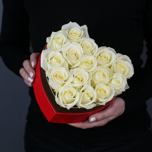 Цветы живые букет из15 белых роз в красной коробке в виде сердца