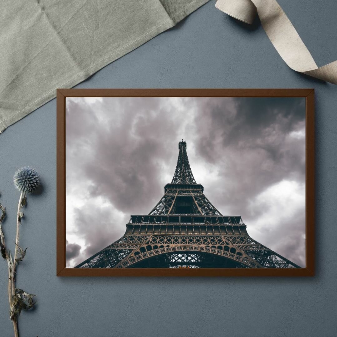 Постер "Эйфелева башня на фоне туч" из коллекции "Города" А4