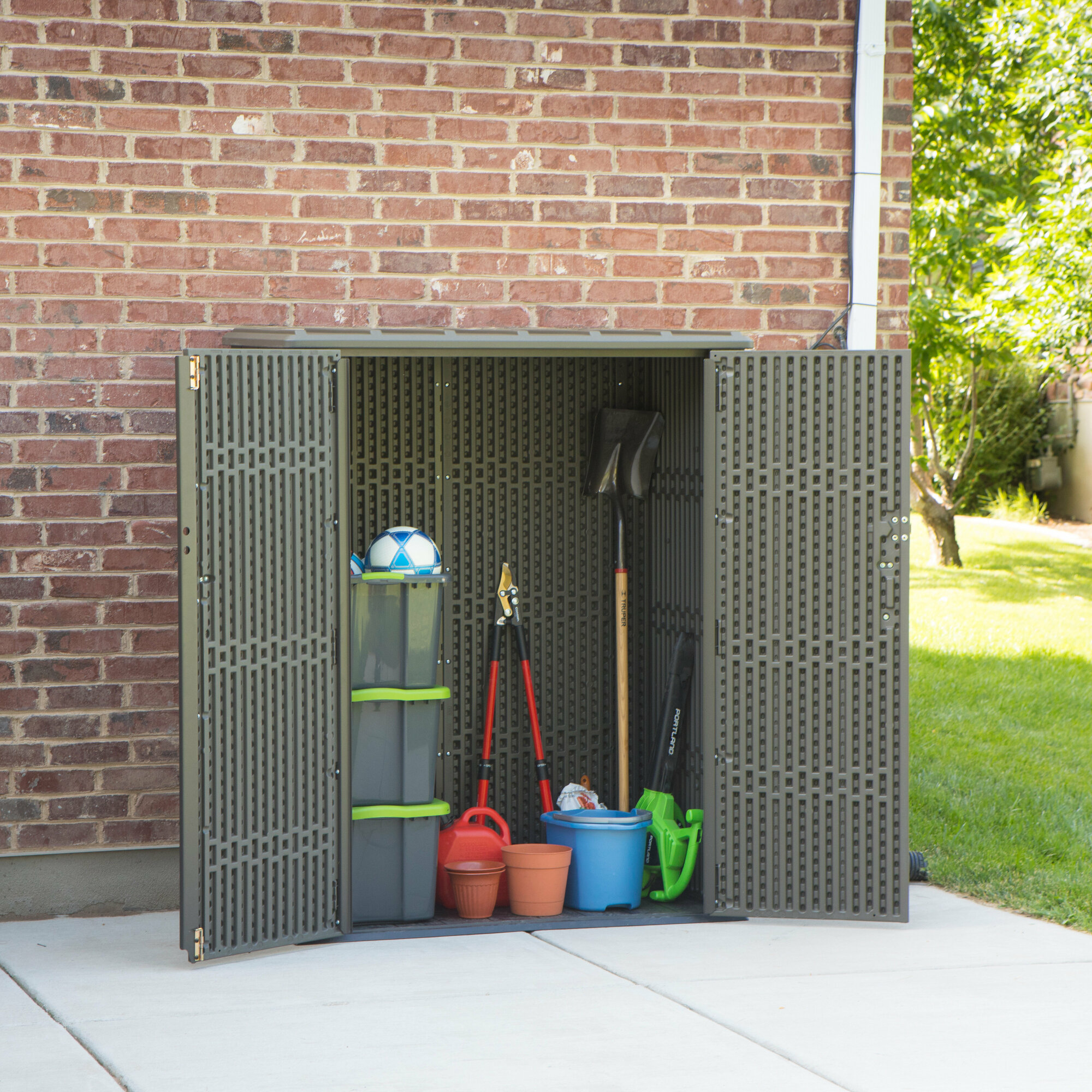 Уличный шкаф Lifetime Vertical Storage Shed 1500л - фотография № 15