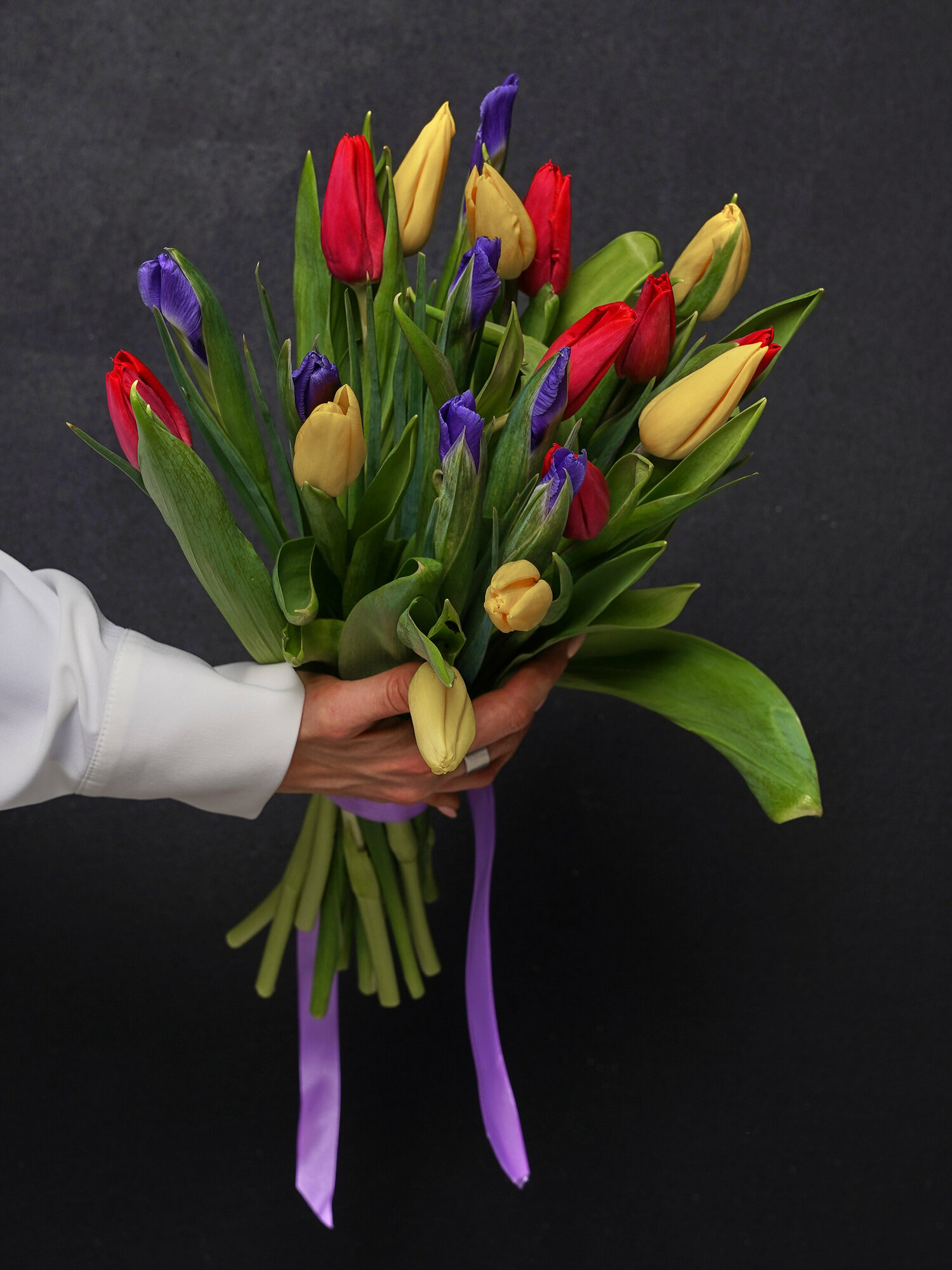 Букет живых цветов из 21 Тюльпана, Разноцветные, размер L, 50 см