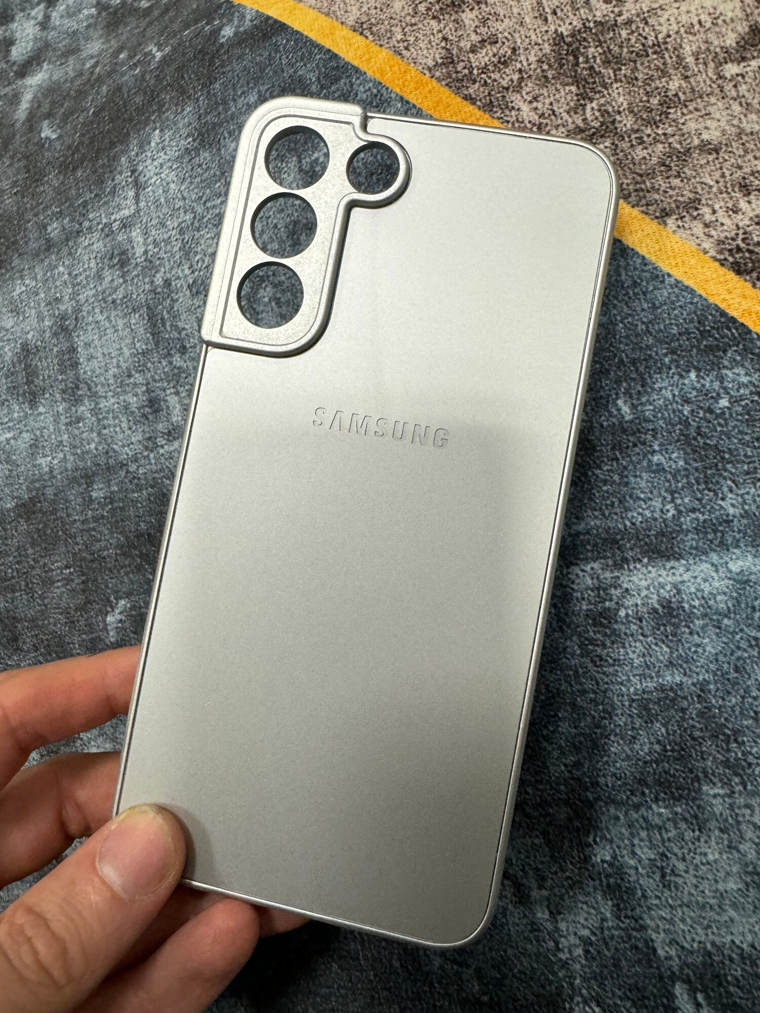 Чехол панель накладка бампер MyPads Log на Samsung Galaxy S22 Plus + (SM-S906B) пластиковая крышка c защитой камеры и логотипом матовый серебристый.