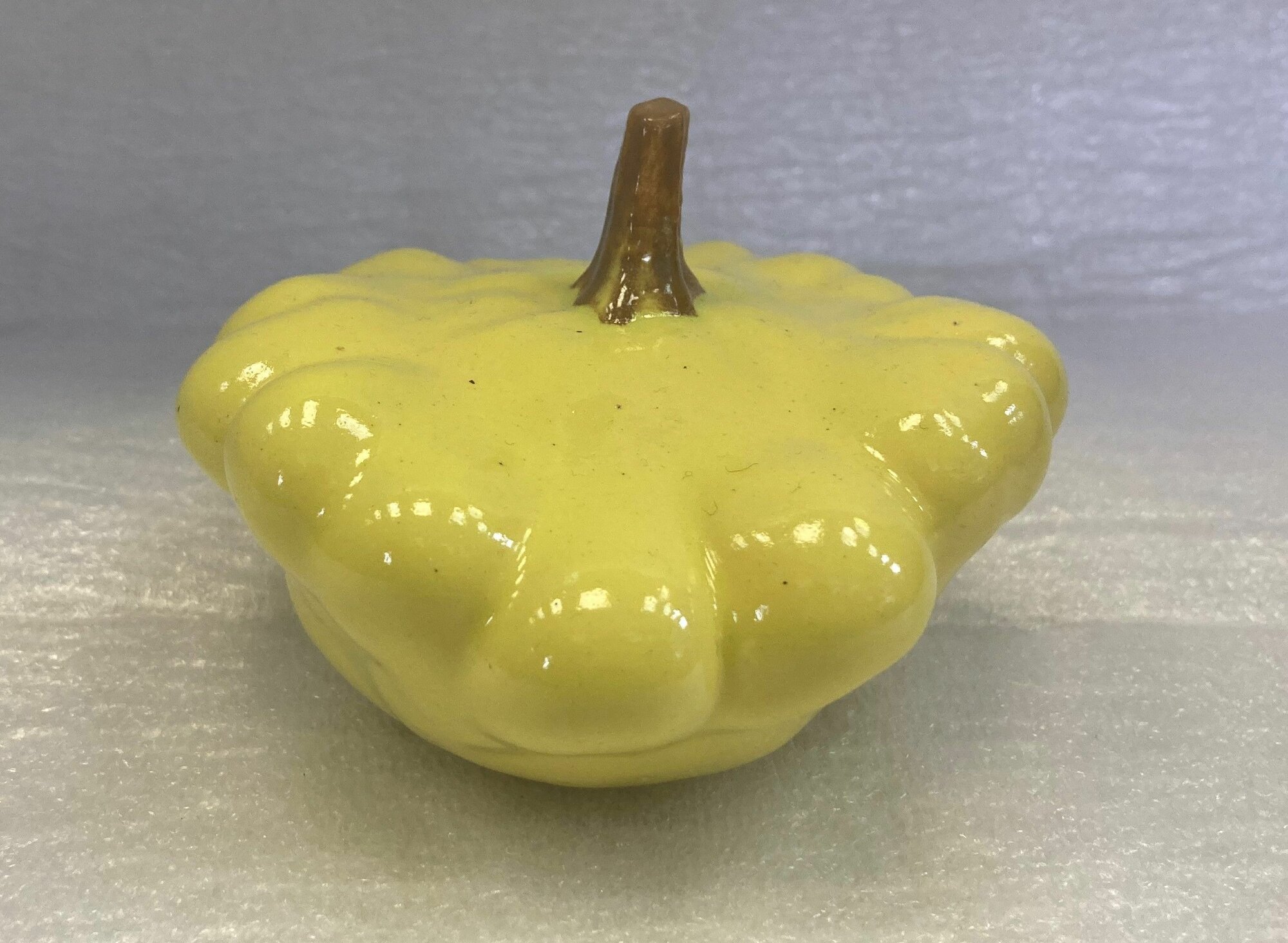 фото Дизайнерская работа "Патиссон малый желтый" 7,5x9х10 см; керамика, ручная авторская работа