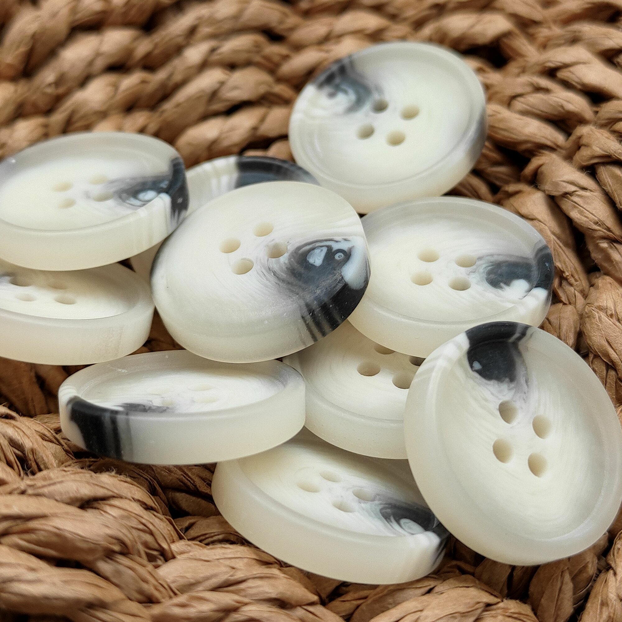 Пуговицы имитация рога пальтовые 4 прокола 21 мм - 5 штук