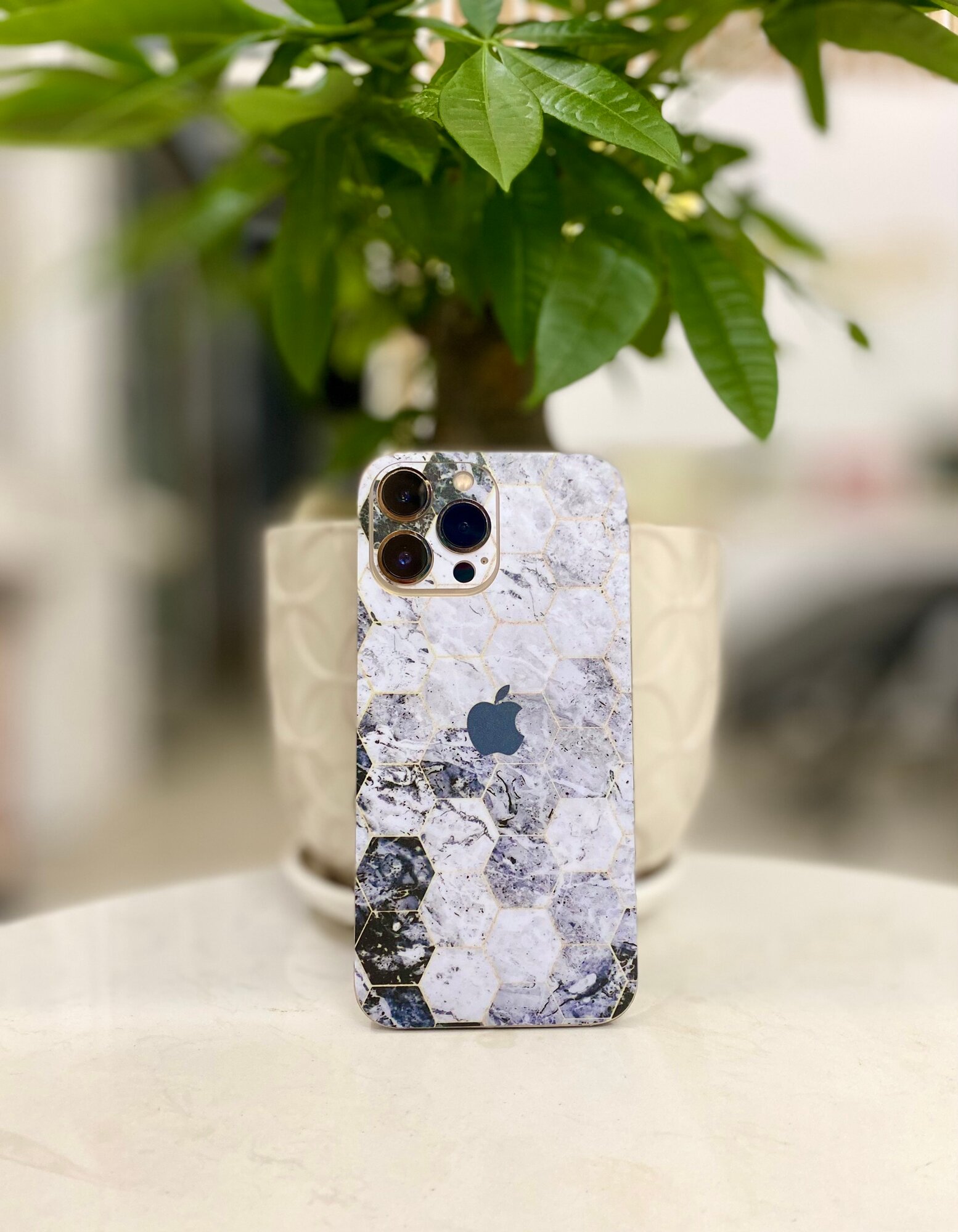 Чехол наклейка с защитой на камеру для iPhone 15 — фото 1