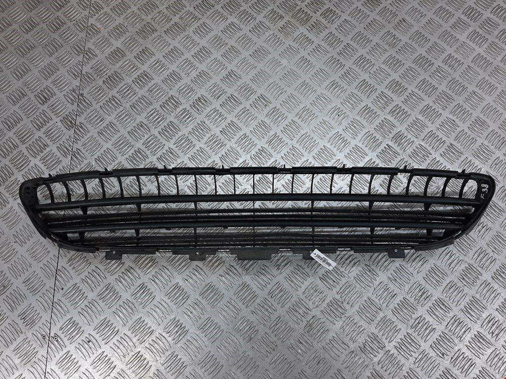 Решетка (заглушка) в бампер центральная Peugeot 406 741400000000 арт. 626922