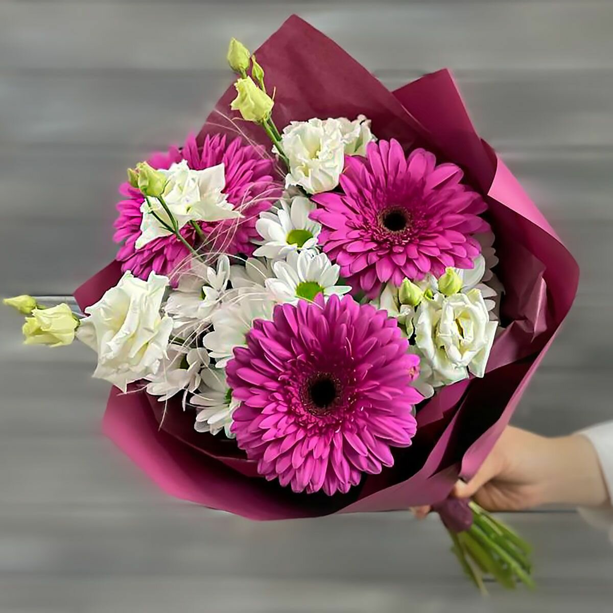 Букет из живых цветов гербер хризантем и лизиантуса