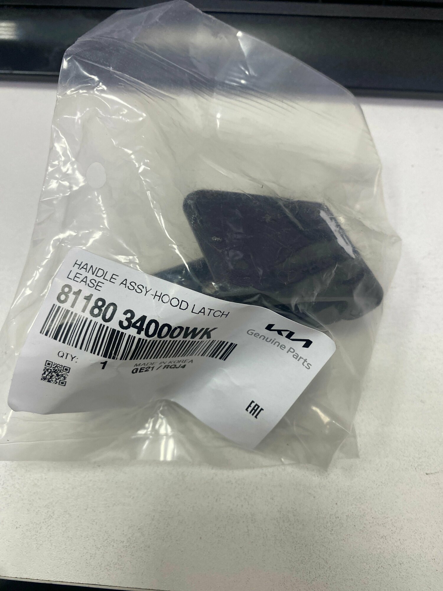 Кнопка открывания капота для Hyundai Accent/Elantra/Sonata/Getz/Kia Rio - бренд KIA Арт 8118034000WK — фото 1