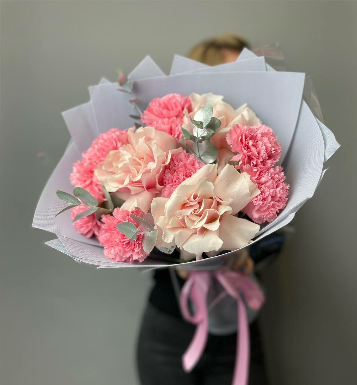 Букет "Французские розы и гвоздики" от "Di_Flowerslab", размер M — фото 1
